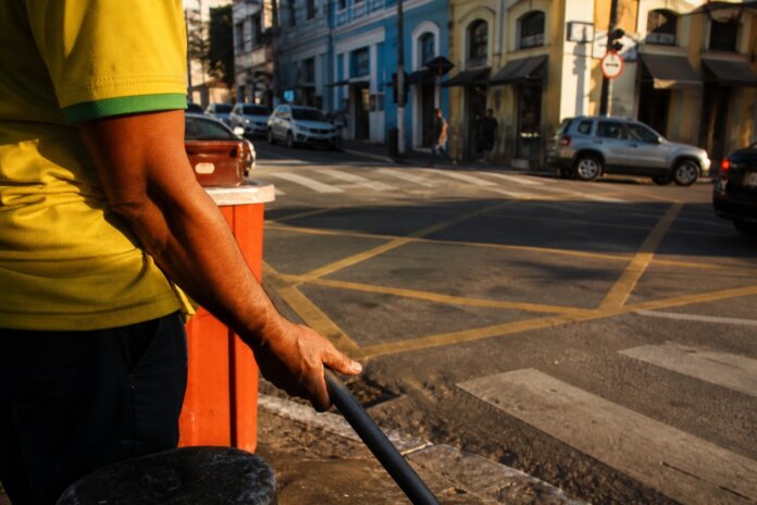 Maringá quer proibir estacionamento perto de esquinas para melhorar segurança