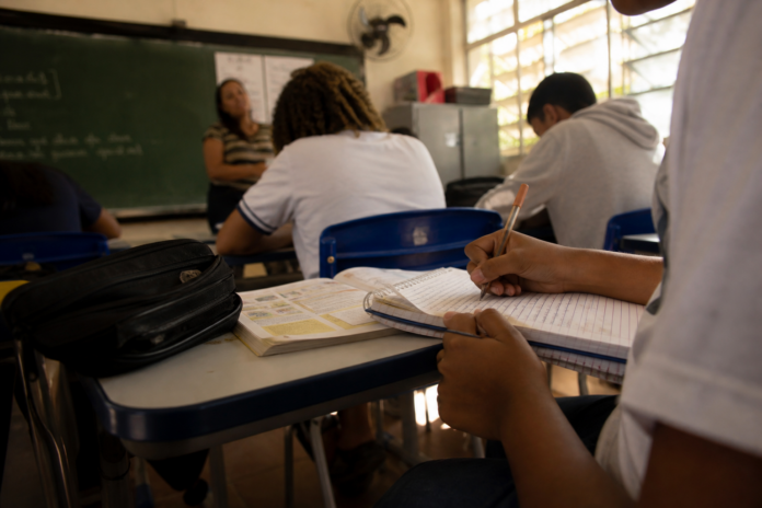 Brasil reduz distância com países desenvolvidos em educação, mas ainda fica abaixo da média