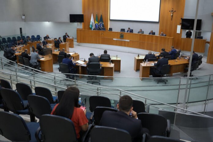 Câmara de Colombo aprova 12 matérias em sessão ordinária