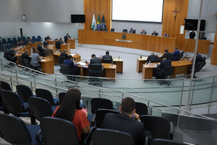 Câmara de Colombo aprova 12 matérias em sessão ordinária