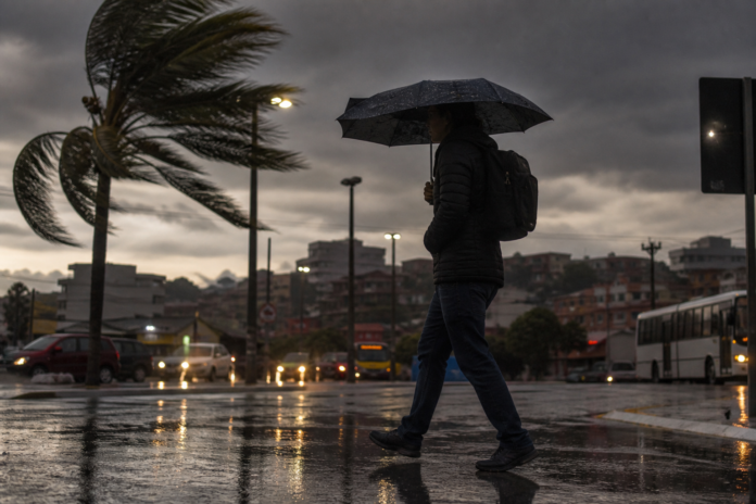 Paraná enfrenta risco de tempestades até sexta com chuva acima de 200 mm