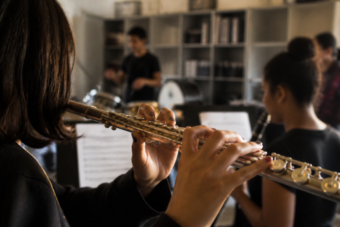 Jacarezinho abre inscrições para aulas gratuitas de sopro e percussão na Banda Municipal