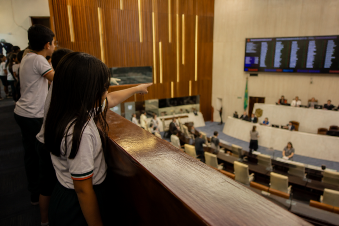 Alunos de Londrina visitam Centro Cívico para aprender como funcionam os três Poderes