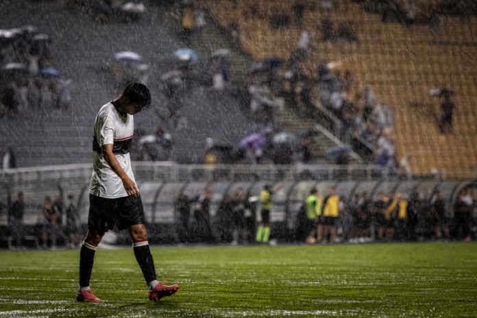 Coritiba e Athletico jogam sexta com 98% de chance de chuva no Couto Pereira