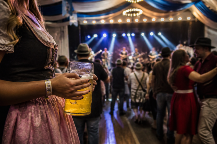 Oktoberfest beneficente reúne rock, gastronomia e tradição germânica em Curitiba