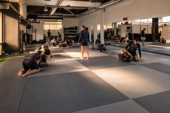 Ex-lutador do UFC abre academia de artes marciais no Ecoville com 2 mil m²