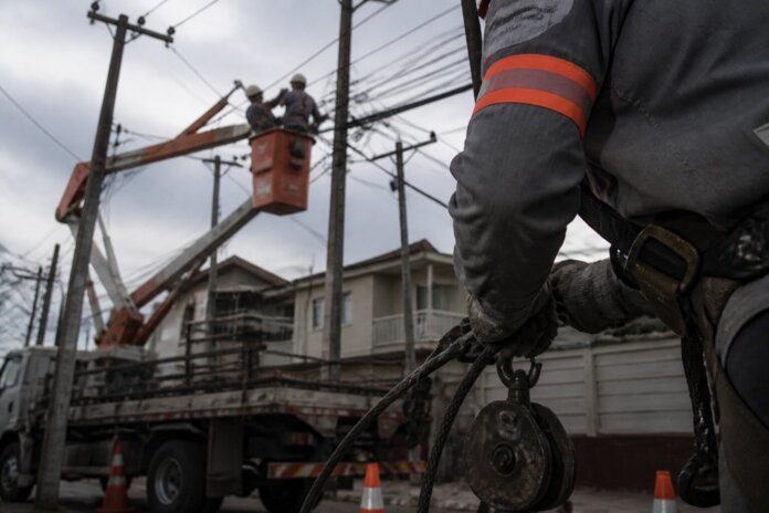 Sudoeste tem 8,2 mil clientes sem energia, Copel trabalha em reparos
