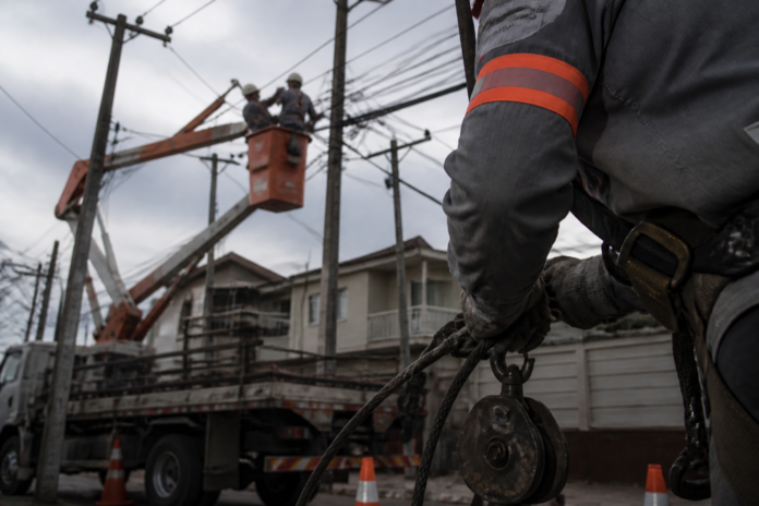 Sudoeste tem 8,2 mil clientes sem energia, Copel trabalha em reparos