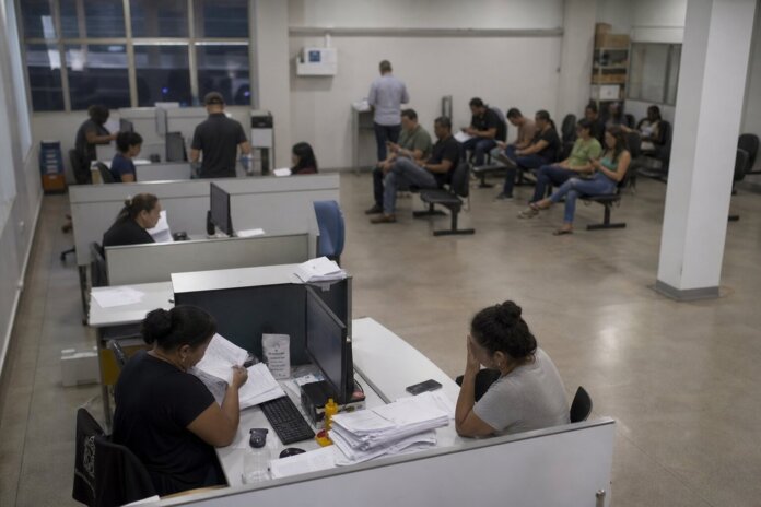 Concurso público abre 86 vagas em Apucarana, Londrina e Maringá, salário até R$ 13.778