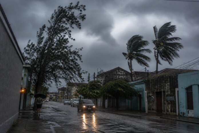 Paraná em alerta vermelho, nove regiões enfrentam chuva acima de 100 mm, ventos de 100 km/h e granizo