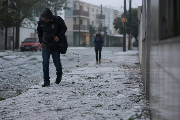 Granizo de grande porte atinge Toledo durante temporal, Defesa Civil orienta sobre segurança