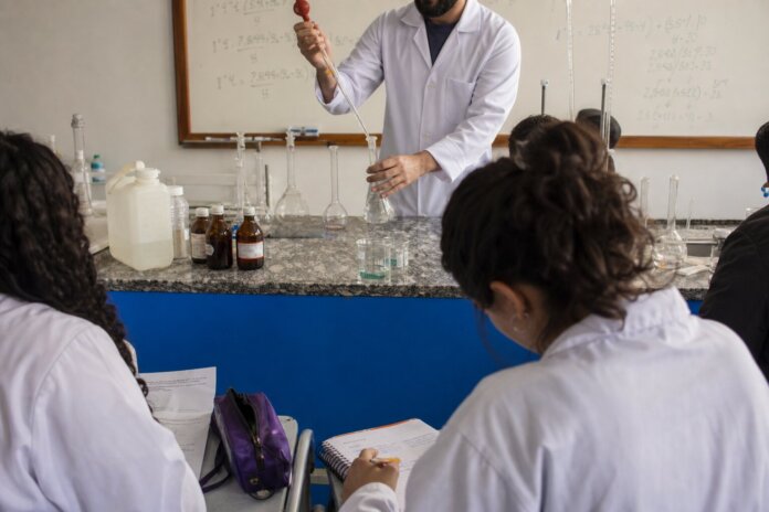 UNILA abre seleção para professor de Química em Foz do Iguaçu