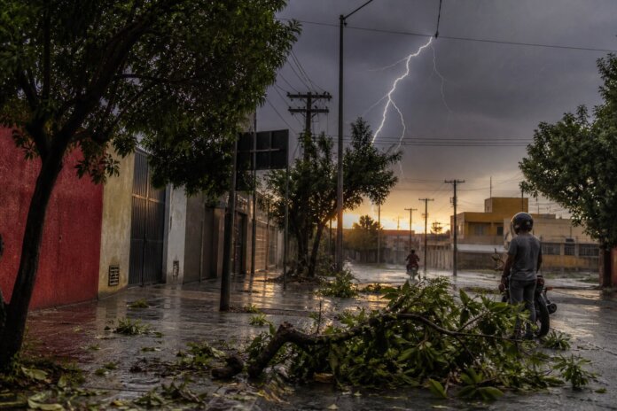 Guarapuava registra 1,7 mil raios em uma semana, Energisa reforça equipes