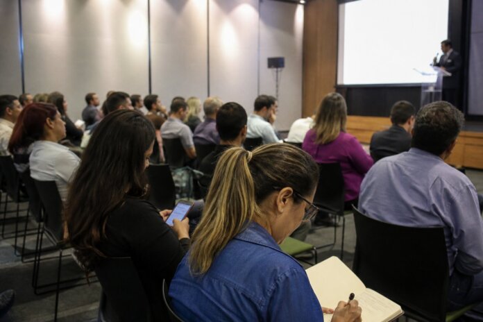 Paranaguá homenageia administradores e debate carreira na profissão