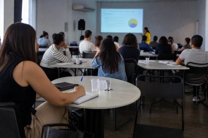 Mulheres empreendedoras aprendem a vender usando tecnologia em oficina gratuita de Umuarama