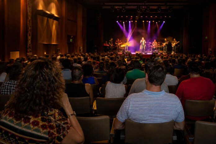Zazou Wave apresenta show no SESC Cadeião no domingo com canções em francês