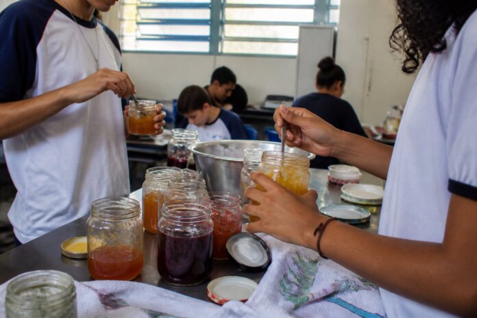 Escola de Seção Jacaré lança cooperativa para alunos produzirem geleia e chá