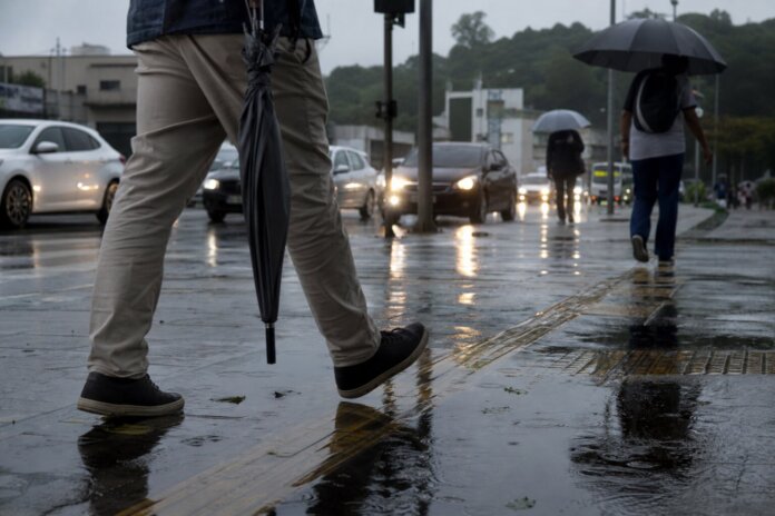 Tempestade chega a Curitiba no final da tarde de sexta, Defesa Civil alerta população