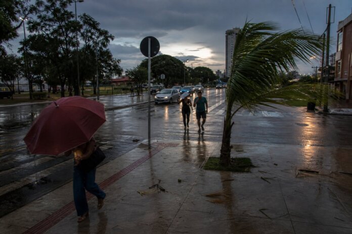 Alerta vermelho em Curitiba e região: defesa civil avisa sobre tempestade severa