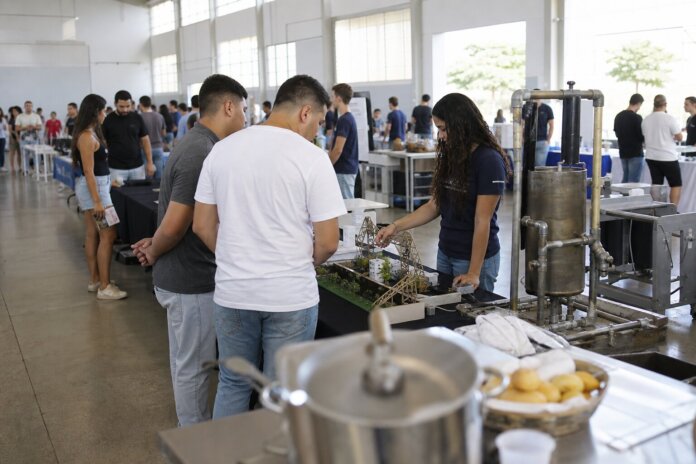 UEM leva cursos de engenharia e gastronomia a mostra de profissões em Umuarama
