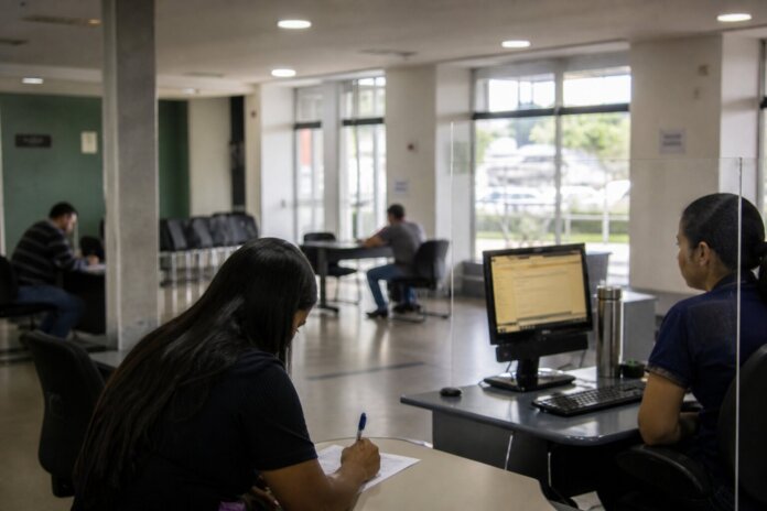 Mulher é presa em Londrina por aplicar golpe do falso emprego
