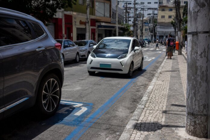 Umuarama usa carros elétricos para fiscalizar Zona Azul