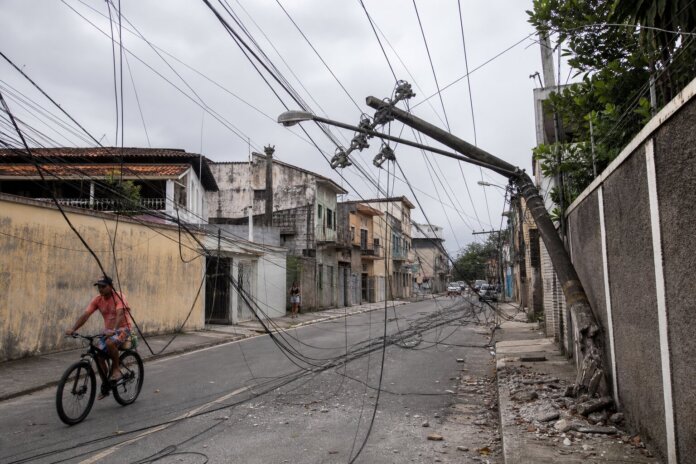 Temporal deixa 56,7 mil unidades sem luz no Paraná, Oeste e Sudoeste são os mais afetados