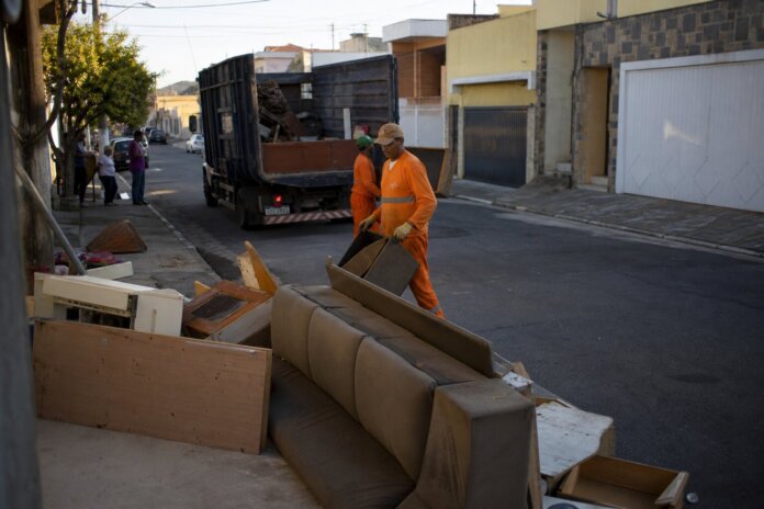 Umuarama inicia coleta de Bota-Fora com 16 caminhões nesta quarta