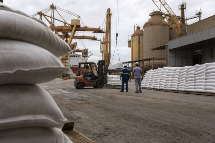 Brasil gasta mais com fertilizantes importados enquanto volume cai 7,4%