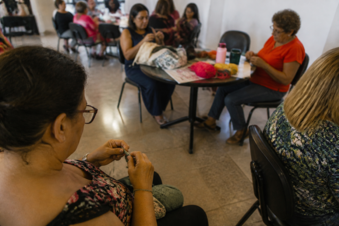 Curitiba reúne 500 pessoas no Dia do Crochê com aulas e troca de experiências