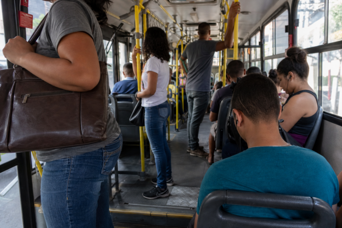 Patinete dentro de ônibus em Foz