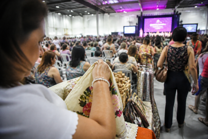 Francisco Beltrão reúne 3 mil mulheres de clubes de mães em encontro no Centro de Eventos Marabá
