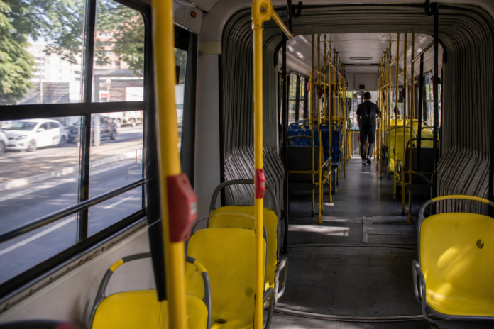 Três suspeitos assaltam ônibus em Curitiba, câmeras flagram dupla