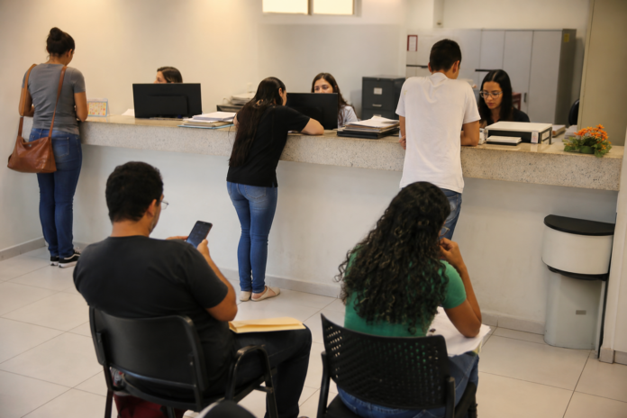 Universidades do Paraná oferecem assistência jurídica gratuita em 11 cidades