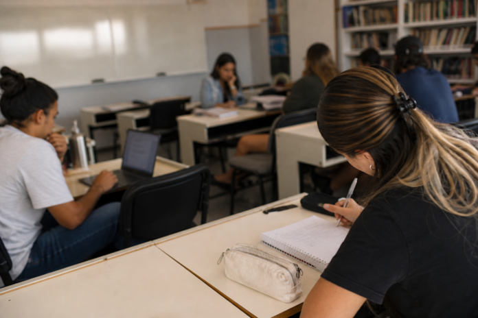 UEM abre 4 vagas para professores temporários, salários chegam a R$ 11,2 mil