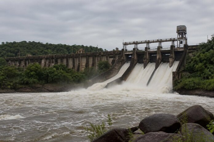 Itaipu abre vertedouro em Foz do Iguaçu, vazão chega a 3,1 milhões de litros por segundo