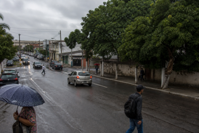 Inmet alerta para chuvas intensas em 6 regiões do Paraná até segunda-feira