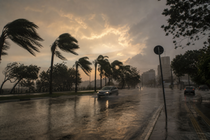 Paraná em alerta para chuvas intensas até segunda-feira, ventos podem chegar a 60 km/h