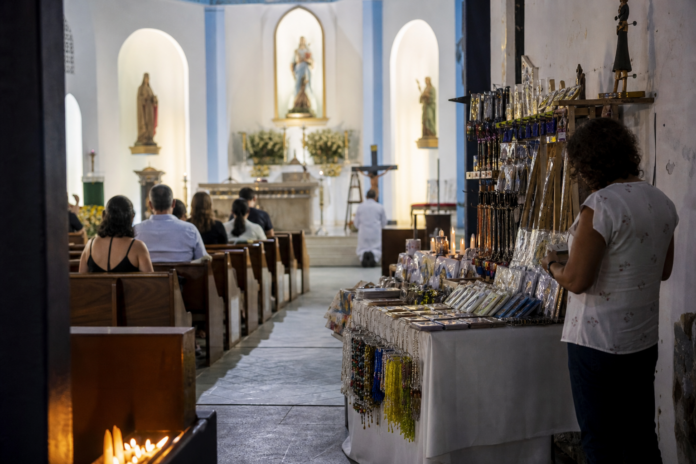 Paróquia Santa Terezinha celebra padroeira com novena, quermesse e tradicional bolo em Guarapuava