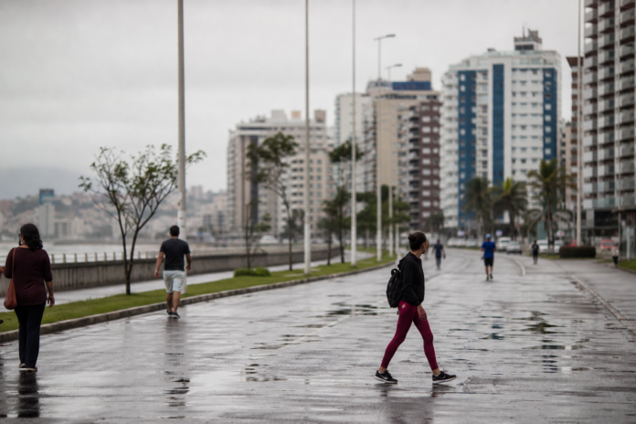 Umuarama enfrenta chuva e frio nesta segunda