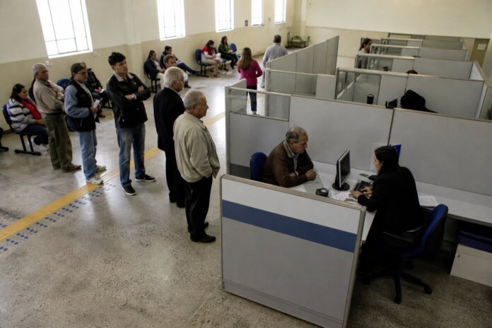 Idosos podem viajar de graça com carteira digital do governo federal