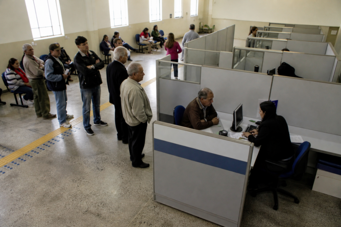 Idosos podem viajar de graça com carteira digital do governo federal