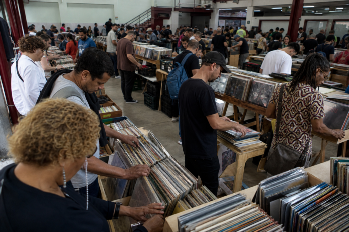Circuito Vinil Curitiba começa no Souq com 3 mil discos e entrada gratuita