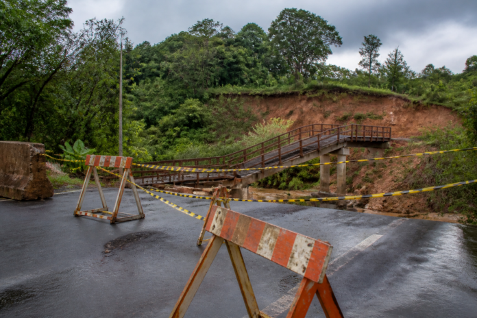 Rua Gerhard Ens fecha na Cidade Industrial após passarela cair com chuva