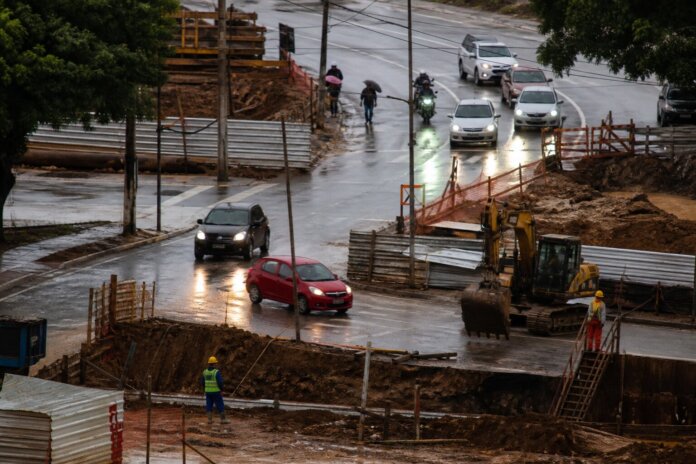 Megaobra de drenagem fecha cruzamento de três avenidas em Umuarama a partir de terça
