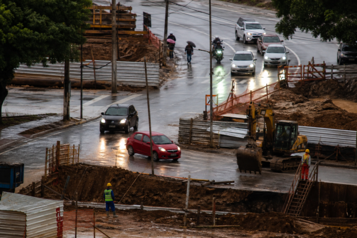 Megaobra de drenagem fecha cruzamento de três avenidas em Umuarama a partir de terça