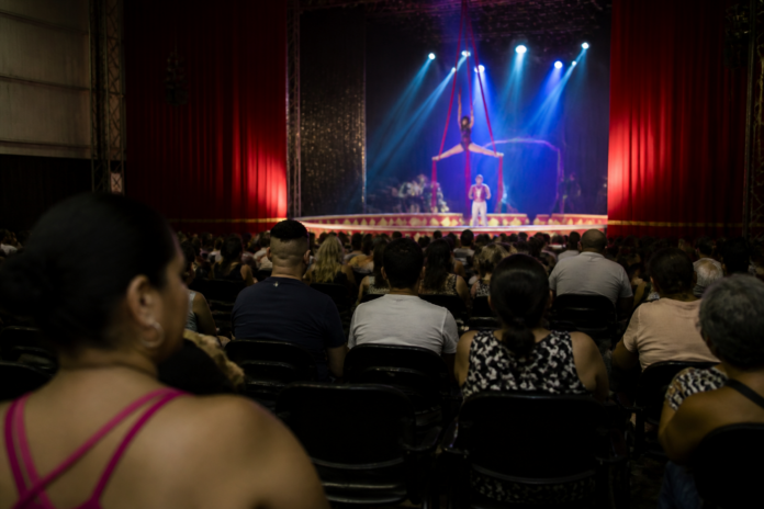Circo da Cuesta leva teatro, circo e música ao Cine Teatro Fênix nesta terça