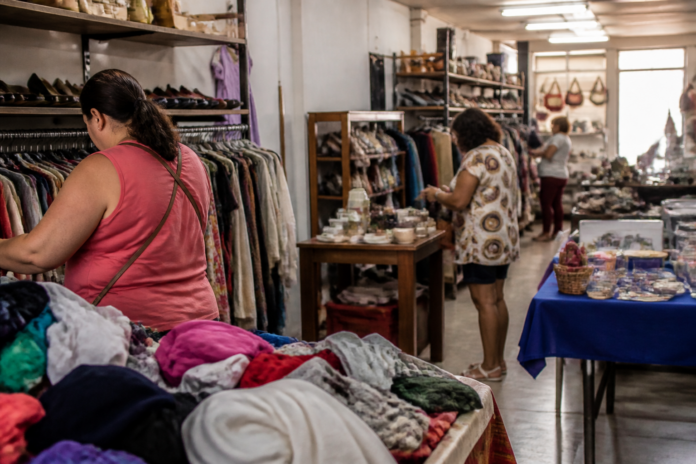 Bazar em Rolândia arrecada fundos para mulher que perdeu perna em acidente