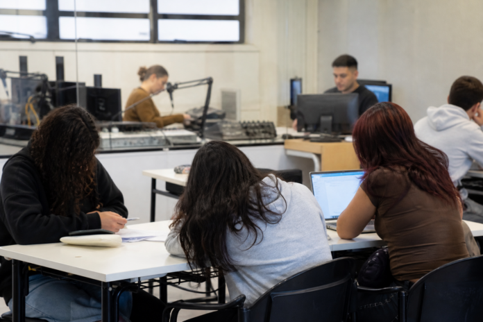 FAG Toledo recebe 50 alunos do ensino médio para oficinas de tecnologia e direito