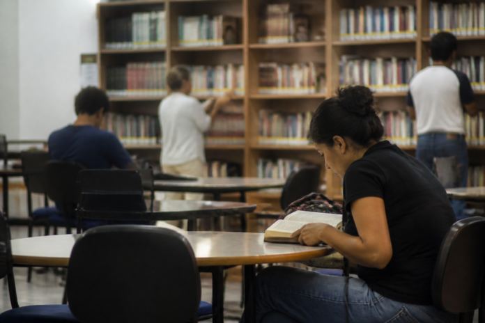 Biblioteca de Campo Mourão marca 69 anos com sarau, livros e intervenções artísticas